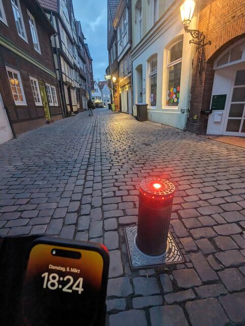 In Stade ist die Verwaltung überpünktlich: Der Poller wurde bereits um 18.24 Uhr hochgefahren | Foto: jd