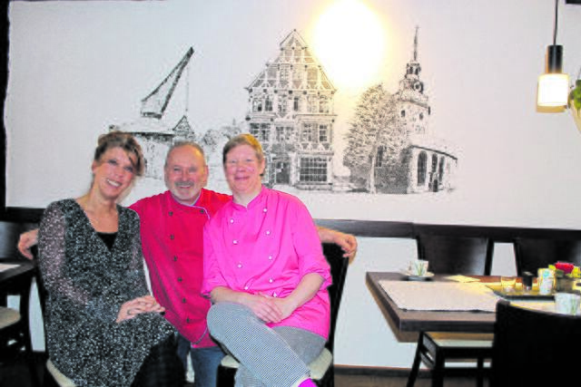 Matthias Dressel mit seinen Kolleginnen Natascha Neubert (Serviceleiterin, li.) und Sandra Karsch (Köchin) | Foto: sb