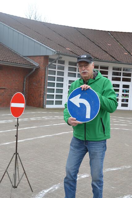Dieter Jacobsen erläuterte die Bedeutung der Verkehrsschilder