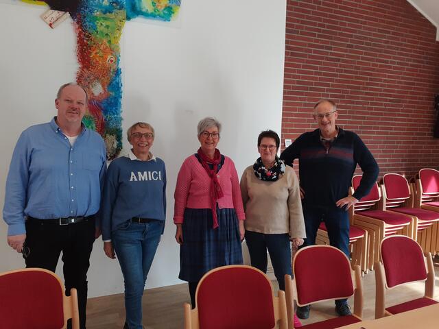 Stefan Schäfer, Renate Martens-Hoppe, Astrid Schlabbach, Iris von der Lieth und Carsten Winter zählten als Wahlvorstand in der Lutherkirchengemeinde Neu Wulmstorf die Stimmen aus.   | Foto: F. Schneider