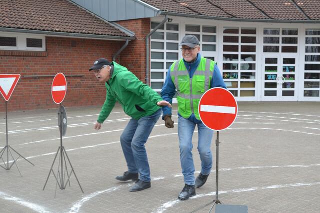 Dieter Jacobsen (li.) zeigte gemeinsam mit Ingo Körner, welche Gefahren sich für Radfahrer im Straßenverkehr ergeben können