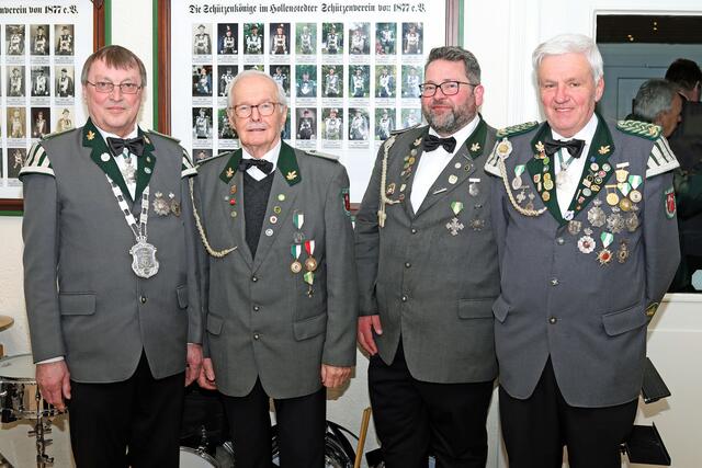 Die durch den Kreis- und Landesverband Geehrten (v. li.): Karsten Lange, August Kahrs, Jörg Meier und Claus-Wilhelm Ritscher | Foto: Hollenstedter Schützenverein
