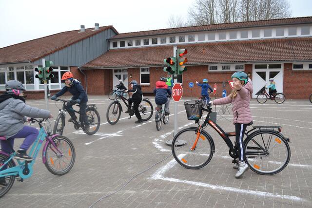 Bestens vorbereitet für das richtige Verhalten im Verkehr wurden die Dritt- und Viertklässler der Grundschule Wistedt | Foto: bim