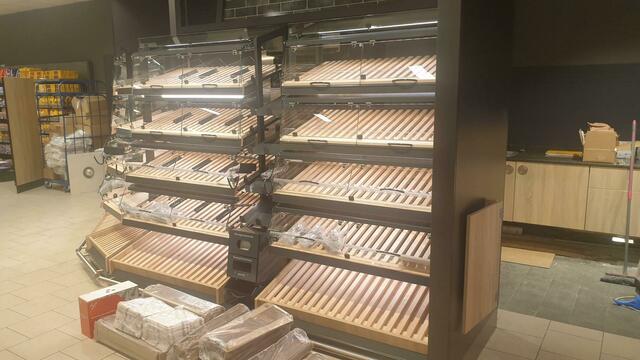 Noch sind die Regale leer, aber nicht mehr lange. Edeka Dalinger präsentiert seinen ersten Edeka-Backshop. Beste Zutaten sind das Rezept für Edeka-Backkultur. Ab Donnerstag werden Brötchen, Brote, Kuchen und Torten angeboten. | Foto: roe