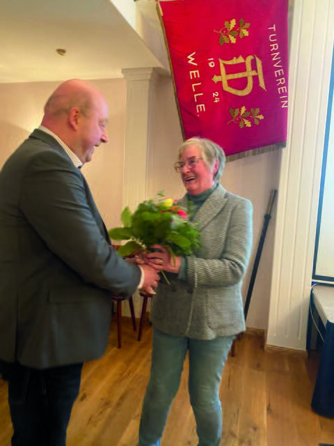 Blumen für lrmgard Kroeger. Sie gehört dem TV Welle schon seit 70 Jahren an | Foto: TV Welle