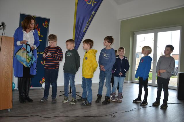 Samtgemeinde-Bürgermeisterin Ute Kück verteilt Geschenke an die Kinder der neuen Kinderfeuerwehr Brest | Foto: sc
