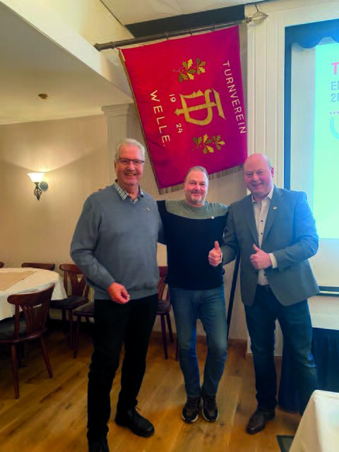 Christoph Wille (re.) ehrte Manfred Paetow (li.) und Frank Hetzel für 25 Jahre Mitgliedschaft | Foto: TV Welle