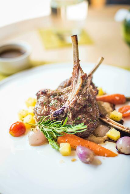 Besonders Lammgerichte#+ werden Ostern angeboten | Foto: Pexels / Chevanon Photography