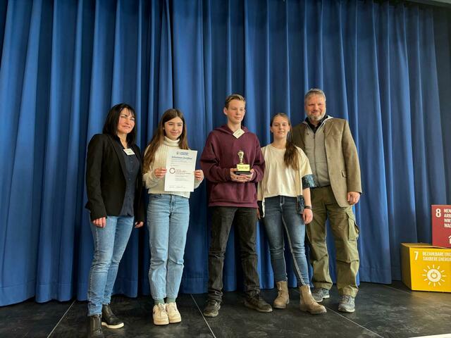 Das Gewinnerteam der Oberschule am Buchwedel: Projektleiterin Irena Ferri, Aurelia Mahnke, Beriwan Jouma, Janine Zizmann und Lehrer Martin Werner  | Foto: leo