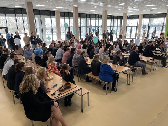 Die moderne helle und passend schön geschmückte Aula der IGS Seevetal bot genug Platz für alle Gäste | Foto: sra