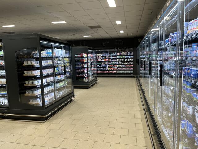 Hochmoderne Kühlregale sorgen für eine ansprechende Präsentation und Energieeffizienteres Arbeiten | Foto: sra