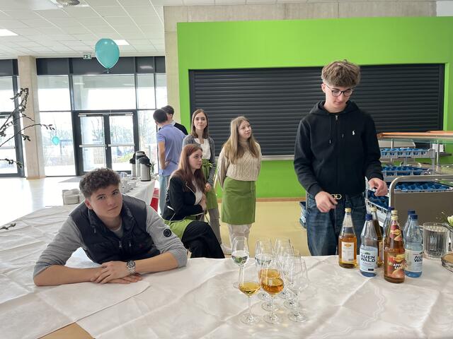 Die Getränkeausgabe während der Begrüßungsfeier wurde vom 11. Jahrgang übernommen | Foto: sra