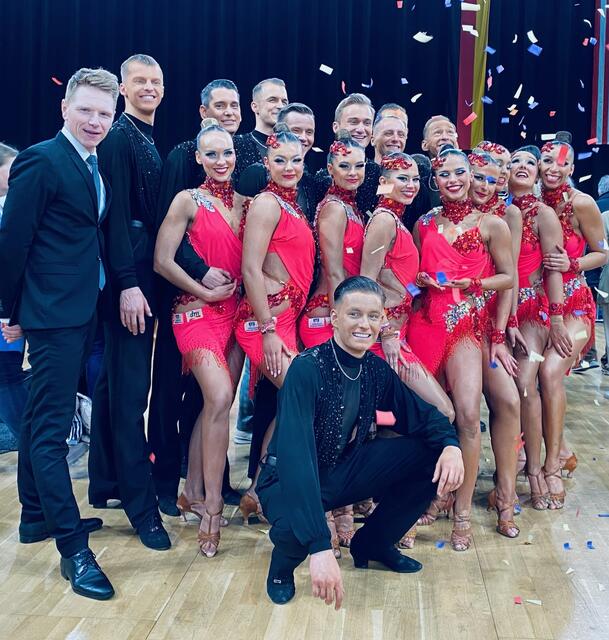 Blau-Weiss-Lateinformation mit Co-Trainer Christopher Voigt (li.) beendete die Turniersaison in der 1. Bundesliga als Tabellenzweiter | Foto: BW Buchholz