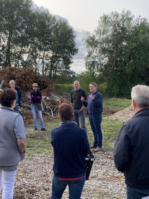 Christoph Henschen (SPD, Bürger Energie Nordheide BEN) und Marcel du Moulin (SPD) erklärten den Lüllauern im Oktober, was bei der Potentialfläche westlich des Pinnerbergs zu erwarten ist | Foto: Carola von der Lieth