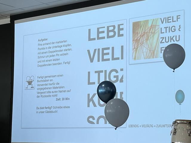 Alle Gäste bekamen Tischweise eine kleine Gruppen-Aufgabe  | Foto: sra