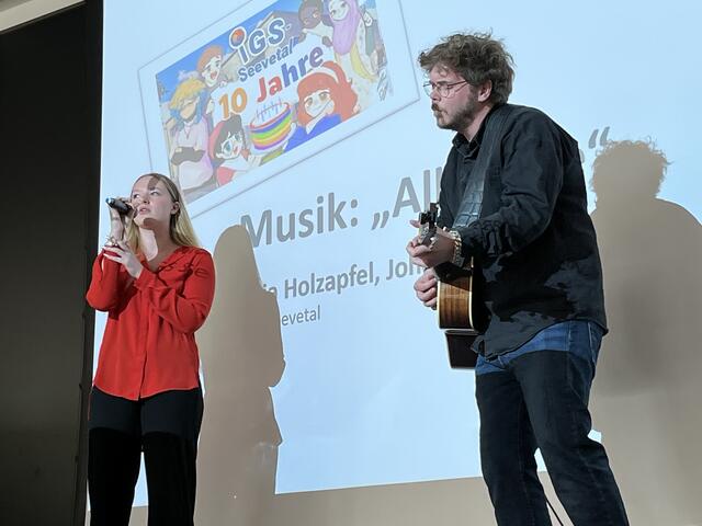 Lilia Holzapfel (11d), sorgte mit ihrer Live-Performance und Gitarrenbegleitung durch Johannes Weißbach für einen schönen Einstieg | Foto: sra