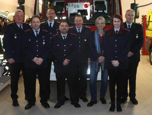 Geehrte, Beförderte und Gratulanten auf der Versammlung der Avendorfer Feuerwehr | Foto: Lutz Wreide