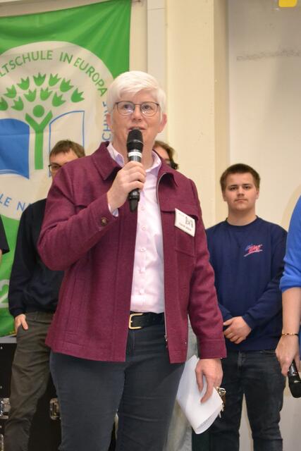Schulleiterin Margit Müller begrüßte Schülerschaft und Unternehmen und lobte die gelungene Organisation | Foto: bim