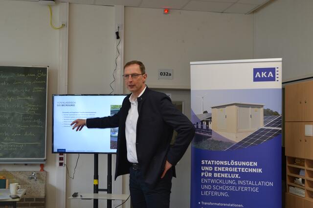 Der Tostedter Standortleiter Ulrich Witte stellte das Leistungsspektrum und Ausbildungsmöglichkeiten bei der Ernst Elley GmbH in Tostedt vor | Foto: bim
