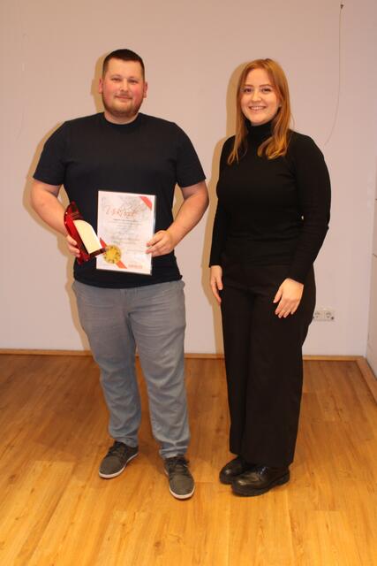 WOCHENBLATT-Volontärin Pauline Meyer mit dem Sportler des Jahres, Philipp Schweder | Foto: os