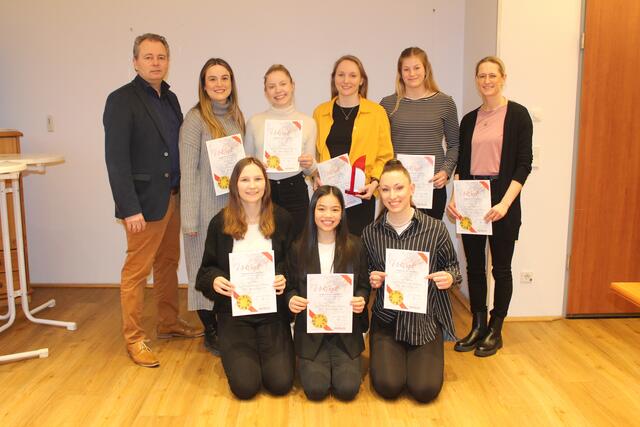 WOCHENBLATT-Geschäftsführer Stephan Schrader mit der Mannschaft des Jahres, den Turnerinnen des TSV Buchholz: (hinten, v. re)  Trainerin Meike Scholz, Lisa Unger, Maria Heitmann, Camilla Carstens und Trainerin Catherina Webelow sowie (vorn, v. re.) Daria Hofmann, Ellen Linh Tran und Sarah Kleinknecht | Foto: pm