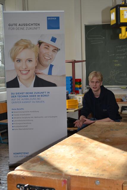Maximilian Müller, Elley-Azubi im dritten Lehrjahr, informierte die Jugendlichen auf Augenhöhe | Foto: bim