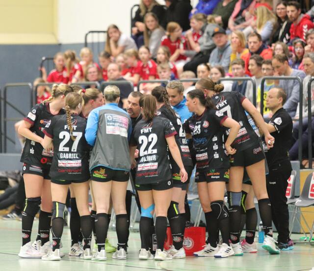 Teambesprechung bei den Handball-Luchsen mit Trainer Dubravko Prelcec (Mitte) und Geschäftsführer Sven Dubau (re.) | Foto: cc