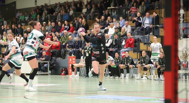 Kim Land (am Ball) half aus der zweiten Mannschaft aus | Foto: cc