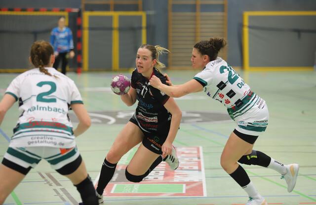 Beste Werferin bei den Handball-Luchsen war Levke Kretschmann (Mitte, am Ball) mit acht Toren | Foto: cc