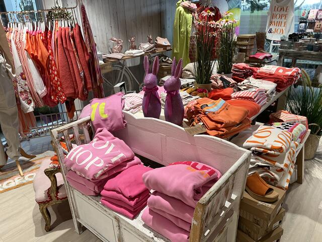 Die liebevoll gestaltete Boutique lädt mit fröhlichen Farben zum Shoppen ein | Foto: sra