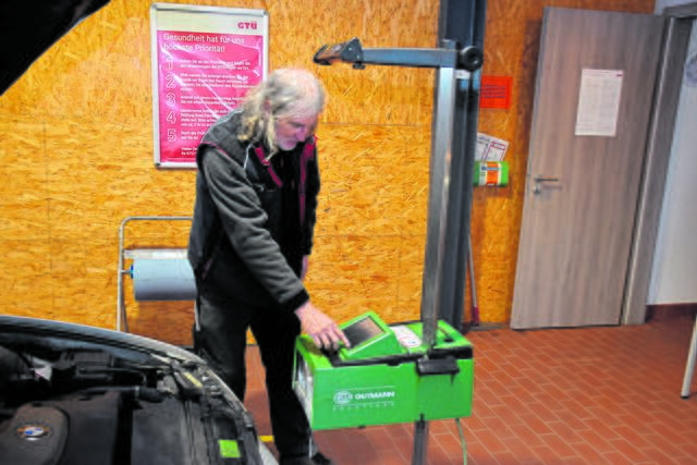 Prüfingenieur Christian Kollmetz bei der Kontrolle der Beleuchtung | Foto: Axel-Holger Haase