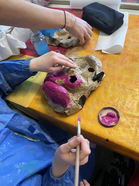 Den Kindern wurde bei der Gestaltung ihrer Masken freie Hand gelassen. Auf dem kleinen Foto ist das "Staun-Wesen" zu sehen  | Foto:  Sauer