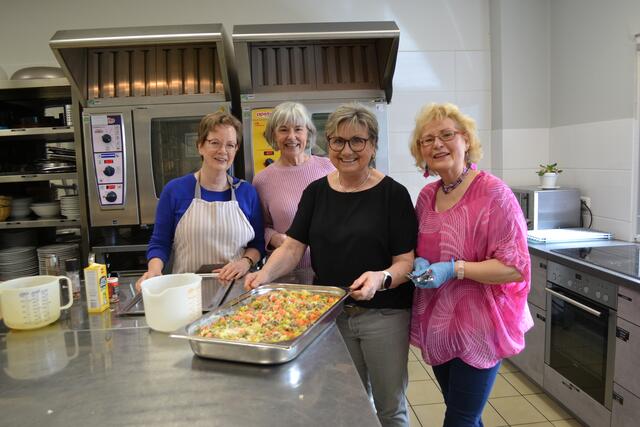 Ein Teil der ehrenamtlichen "Küchenfeen" des Projekts (v. li.): Kathrin, Ilona, Monika und Christa | Foto: bim