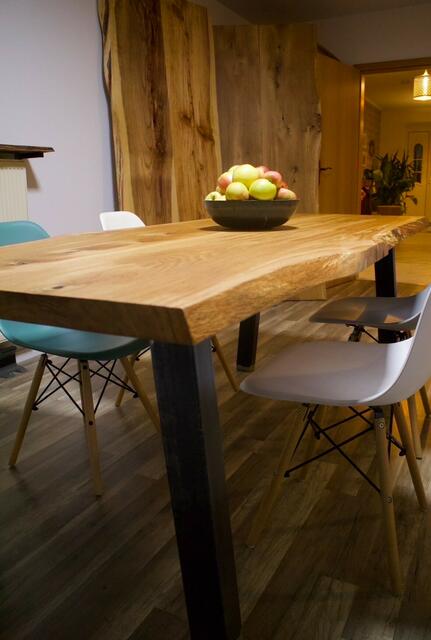 Das Ausstellungsstück ist aus heimischer Eiche, und von den Inhabern handgefertigt worden.  | Foto: Stamwerk