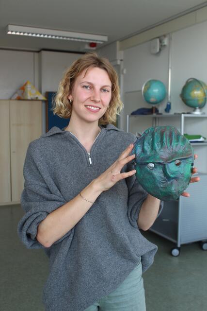 Theaterpädagogin Victoria Sauer mit einer der Masken | Foto: pm