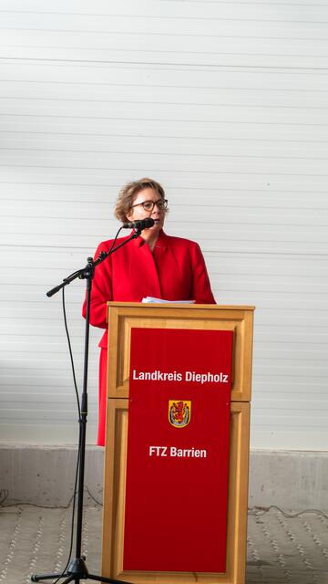 Die Innenministerin vom Land Niedersachen, Daniela Behrens kam zur Übergabe der Fahrzeuge | Foto: FF Eckel