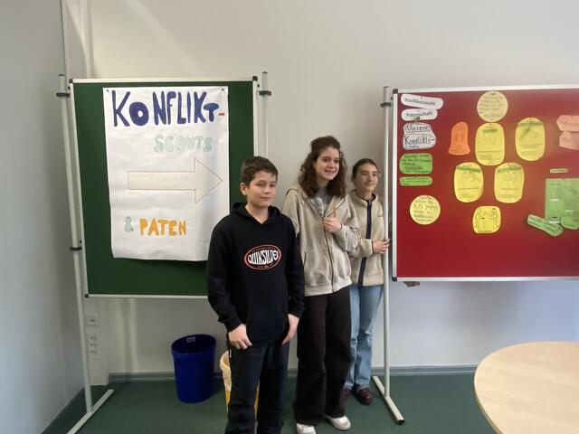 Auch in die Arbeit der Konfliktscouts an der Oberschule Salzhausen bekamen die rumänischen Gäste Einblicke | Foto: Nicole Parketta