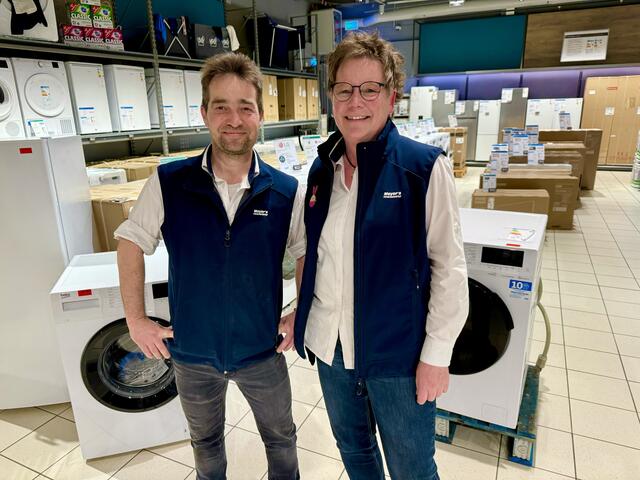 Meyer`s Frischecenter kann auch Technik: Jens Sarbinowski und Susanne Hardekopf (Stellvertretende Marktleiterin) in der Fachabteilung für weiße Ware  | Foto: cku