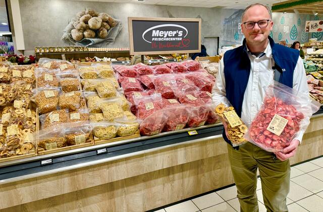 Mirko Pagel (Stv. Marktleiter) präsentiert die Koro Produkte im Meyer`s Frischecenter Stade | Foto: cku