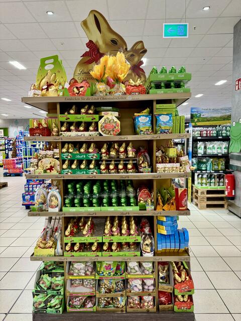 Jede Menge Osterhasen und Naschzeug für die großen und kleinen Sucher | Foto: cku