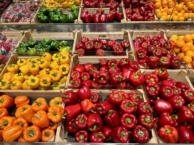 Knackig, frisch, bunt: die Obst &amp; Gemüse Abteilung | Foto: cku