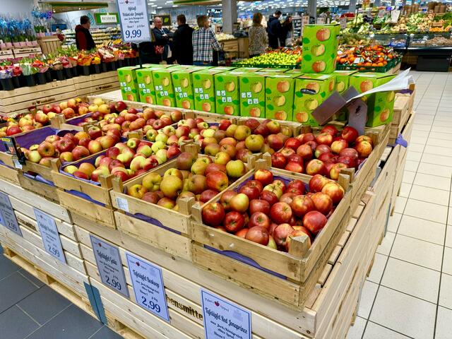 Direkt vom Hof ins Meyer`s Frischecenter kommen die leckeren Äpfel vom Obstbaubetrieb Palm`s Appel aus Jork Königreich | Foto: cku