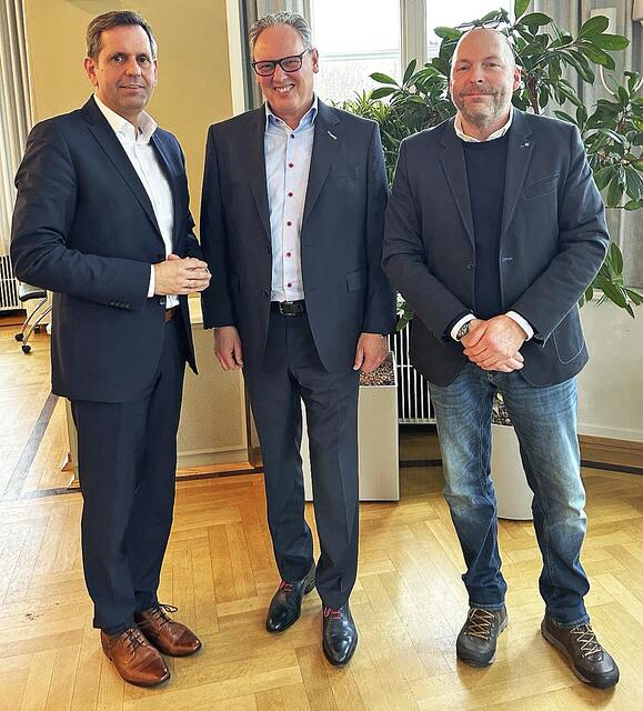 Nach dem Gespräch (v.li.): Olaf Lies (niedersächsischer Bauminster), Jan Mettenbrink (stellvertretender Vorsitzender IVD Nord) und IVD-Geschäftsführer Peter Wagner | Foto: IVD Nord