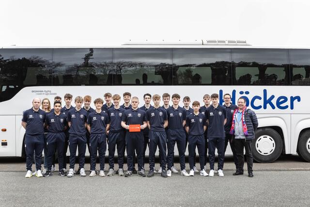 Die Mannschaft vor ihrem Reisebus | Foto: Anya Zuchold