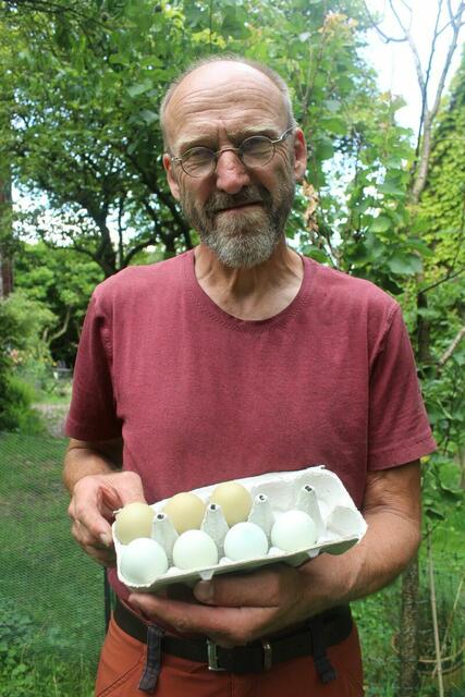 Berhard Voss mit bunten Eiern seiner Hühner