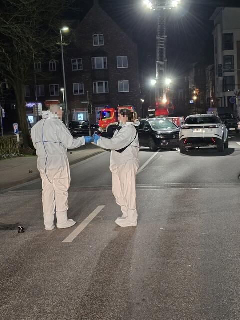 Der Erkennungsdienst begab sich nach der tödlichen Messerattacke in Stade auf Spurensuche. Im Hintergrund stehen noch die am Crash beteiligten Autos | Foto: Polizei
