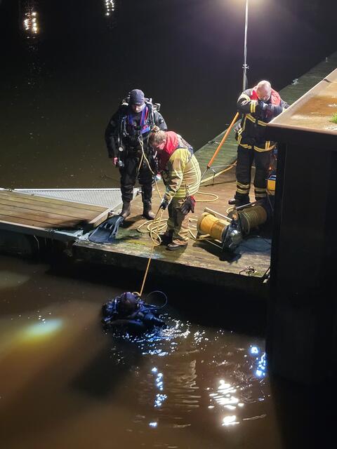 Ein Taucher der Feuerwehr suchte das Wasser nach der Tatwaffe ab. Nach Angaben von Zeugen hatte der mutmaßliche Täter, nach dem weiter gefahndet wird, das Messer in das Hafenbecken geworfen | Foto: Polizei 
