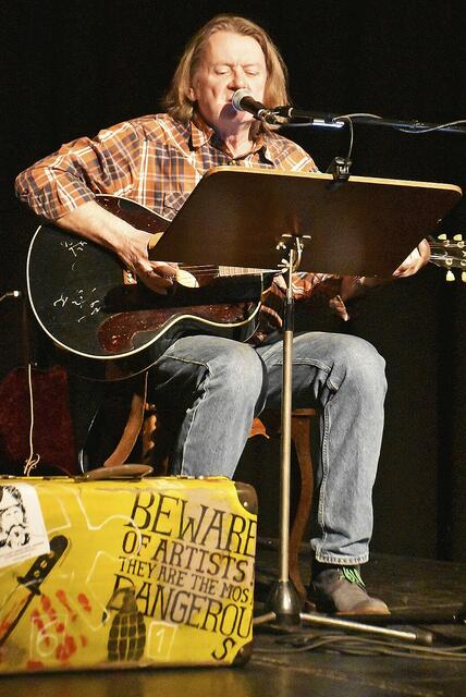 Der Musiker Arndt Schulz trug die Songs, die im Roman "Rollator Blues" erwähnt werden, vor | Foto: Axel-Holger Haase