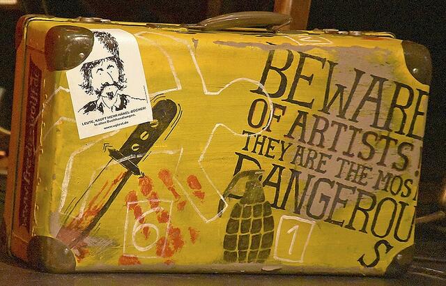 Vorsicht vor Künstlern ... An diesem Lesungsabend bestand keine Gefahr  | Foto: Axel-Holger Haase