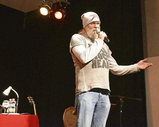 Der Künstler Ole Ohlendorff aus Winsen hatte sich Wolfram Hänel als Autor für den Kunst Salon gewünscht | Foto: Axel-Holger Haase